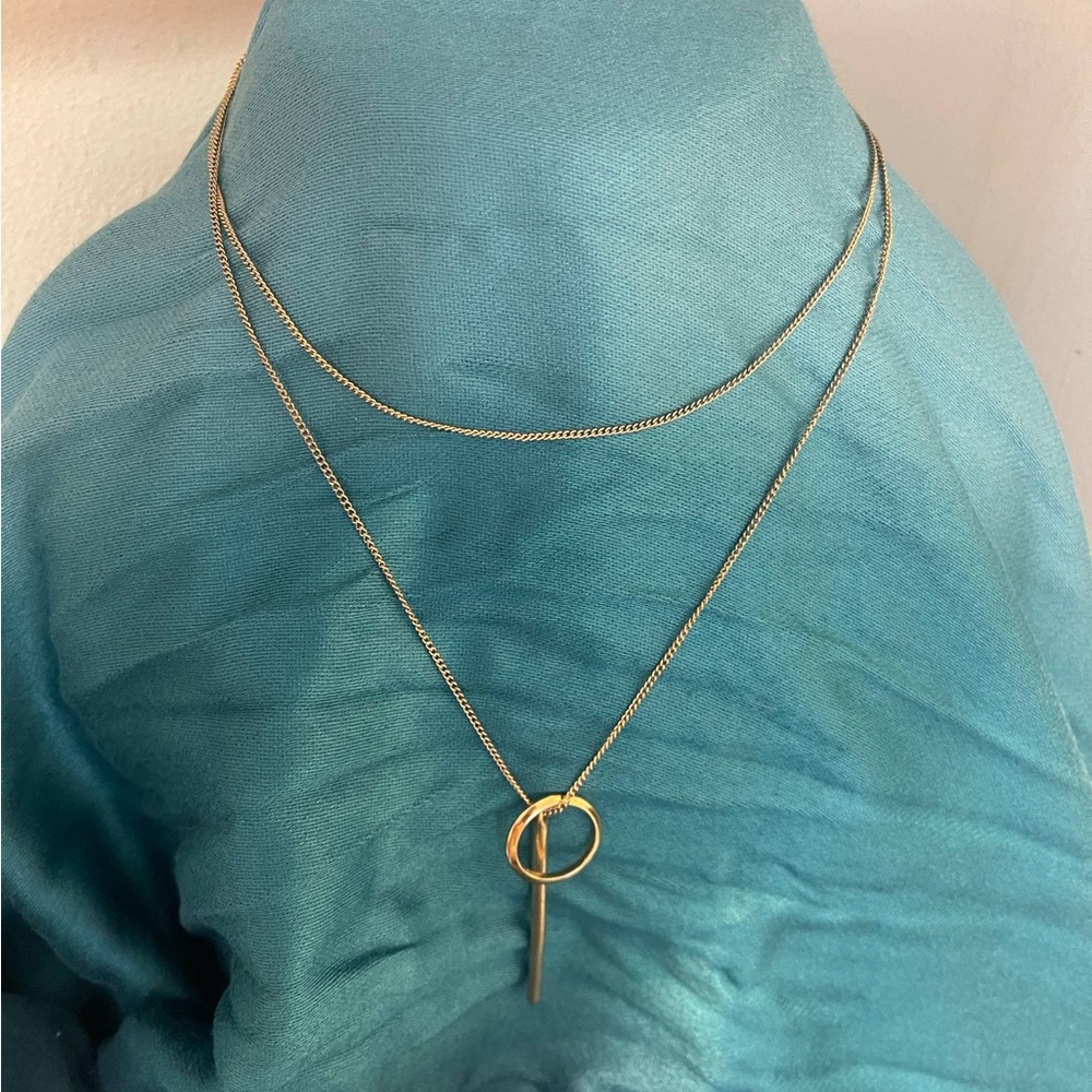 Elegant Gold Necklace with Pendant